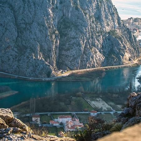 Apartments Anna Omiš Exteriör bild