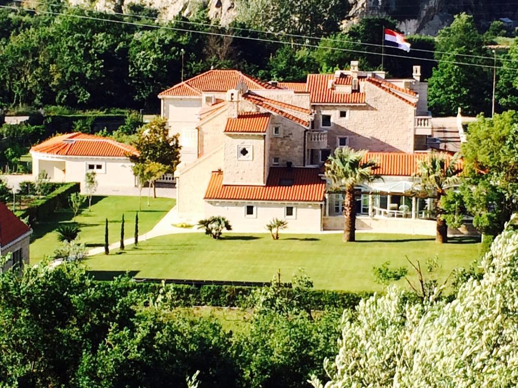 Apartments Anna Omiš Exteriör bild