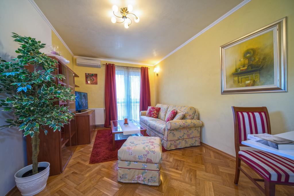 Apartments Anna Omiš Rum bild