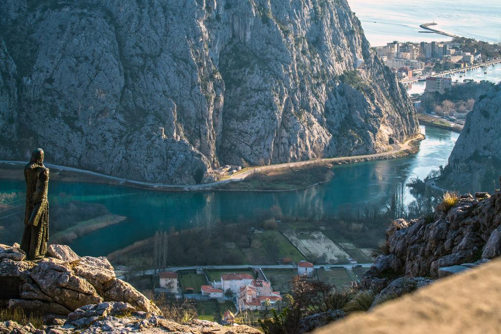 Apartments Anna Omiš Exteriör bild
